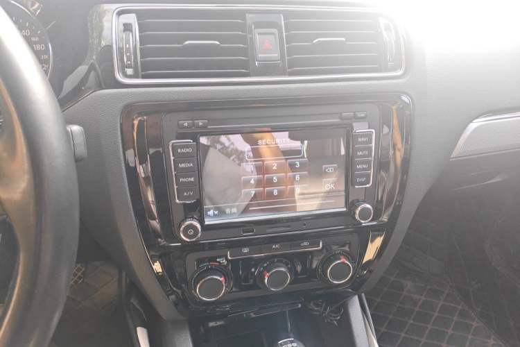 Used Volkswagen Sagitar 2017 230TSI Automatic Comfort Version Audio And AC Panel