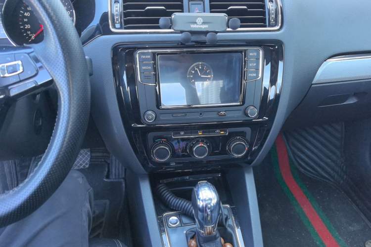 Used Volkswagen Sagitar 2017 1.6L Automatic Comfort Model Audio And AC Panel
