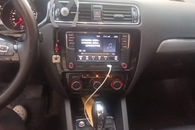 Used Volkswagen Sagitar 2017 230TSI Automatic Comfort Version Audio And AC Panel