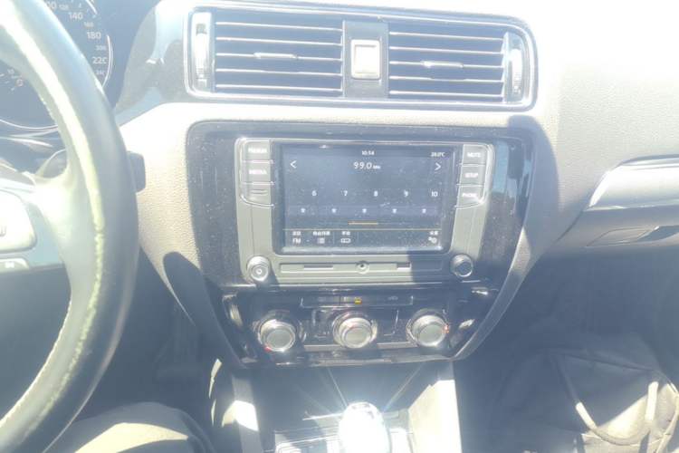 Used Volkswagen Sagitar 2017 230TSI Automatic Comfort Version Audio And AC Panel