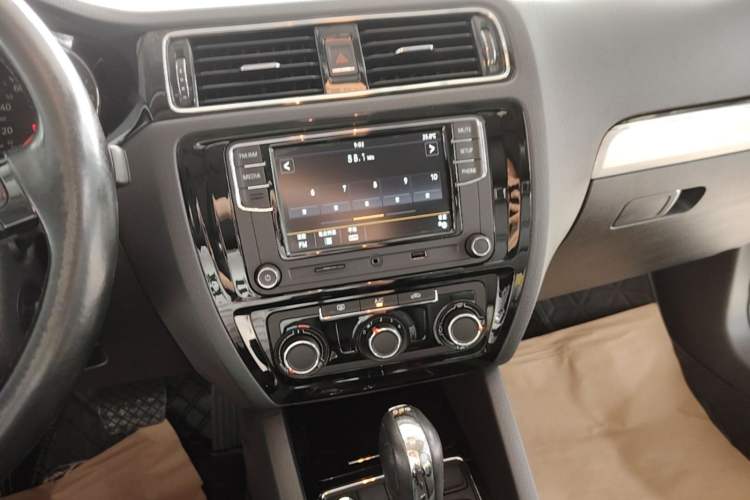 Used Volkswagen Sagitar 2017 230TSI Automatic Comfort Version Audio And AC Panel