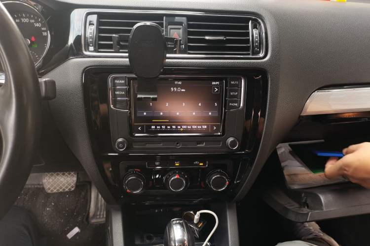 Used Volkswagen Sagitar 2017 230TSI Automatic Comfort Version Audio And AC Panel