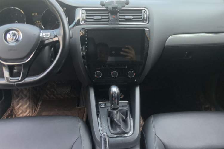 Used Volkswagen Sagitar 2017 1.6L Automatic Comfort Model Audio And AC Panel
