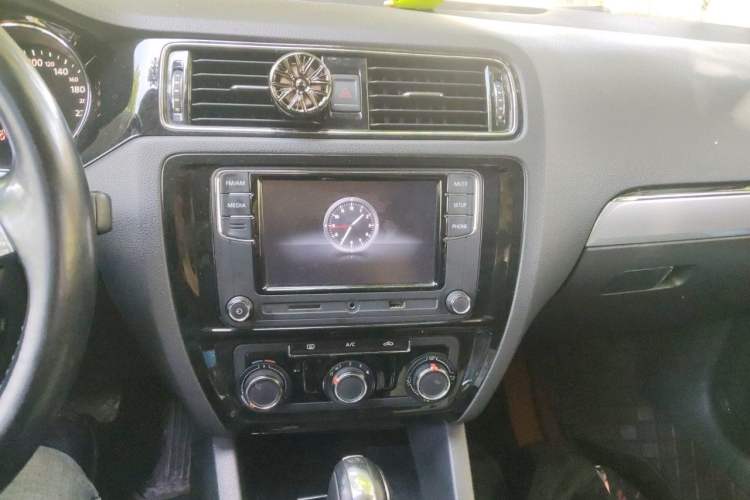 Used Volkswagen Sagitar 2017 1.6L Automatic Comfort Model Audio And AC Panel