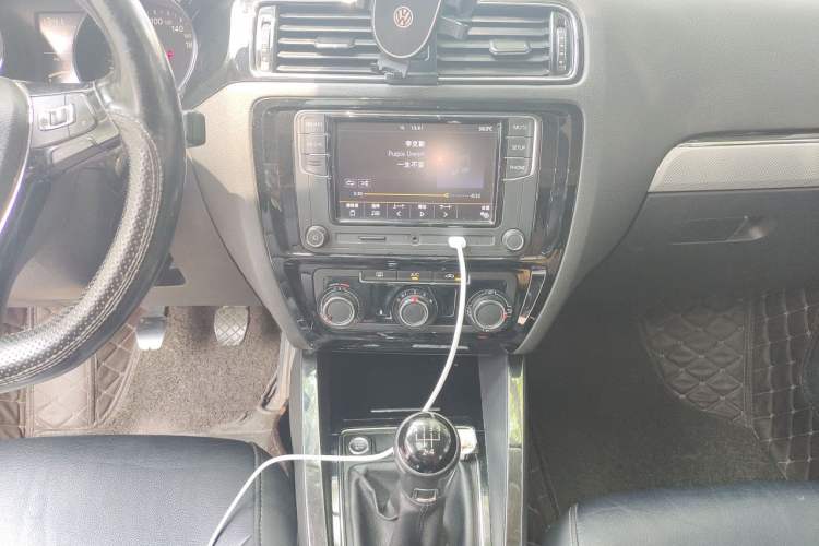 Used Volkswagen Sagitar 2017 1.6L Manual Comfort Model Audio And AC Panel