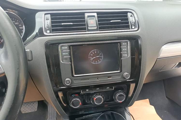 Used Volkswagen Sagitar 2017 1.6L Automatic Comfort Model Audio And AC Panel