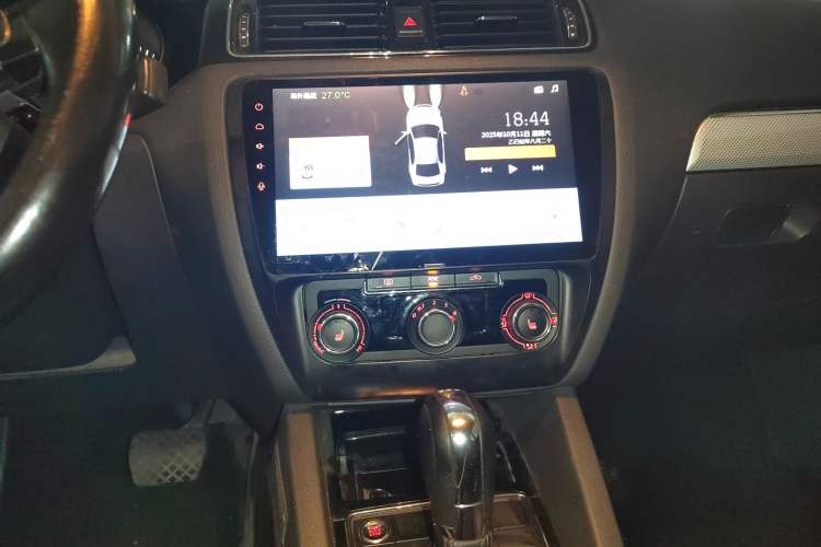 Used Volkswagen Sagitar 2017 180TSI Automatic Luxury Edition Audio And AC Panel