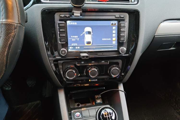 Used Volkswagen Sagitar 2017 1.6L Manual Comfort Model Audio And AC Panel
