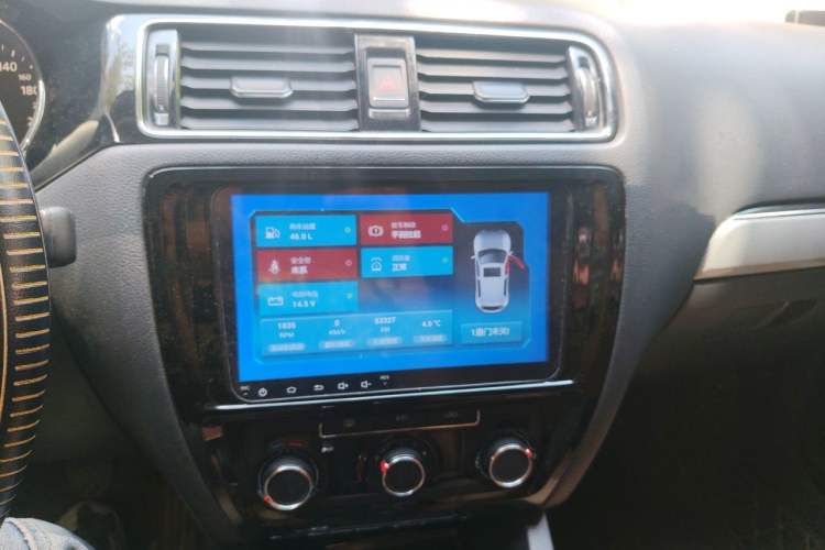 Used Volkswagen Sagitar 2017 1.6L Manual Comfort Model Audio And AC Panel