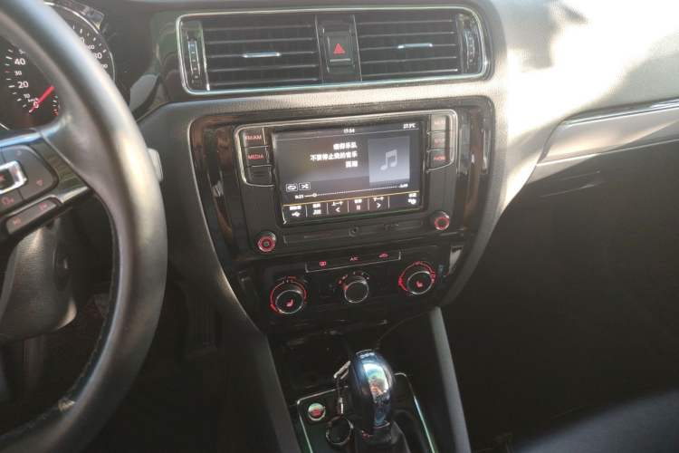 Used Volkswagen Sagitar 2017 180TSI Automatic Luxury Edition Audio And AC Panel