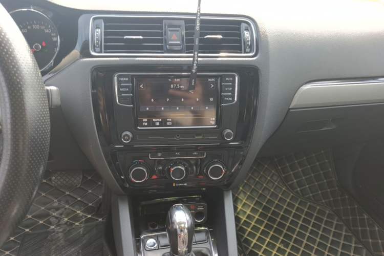 Used Volkswagen Sagitar 2017 1.6L Automatic Comfort Model Audio And AC Panel