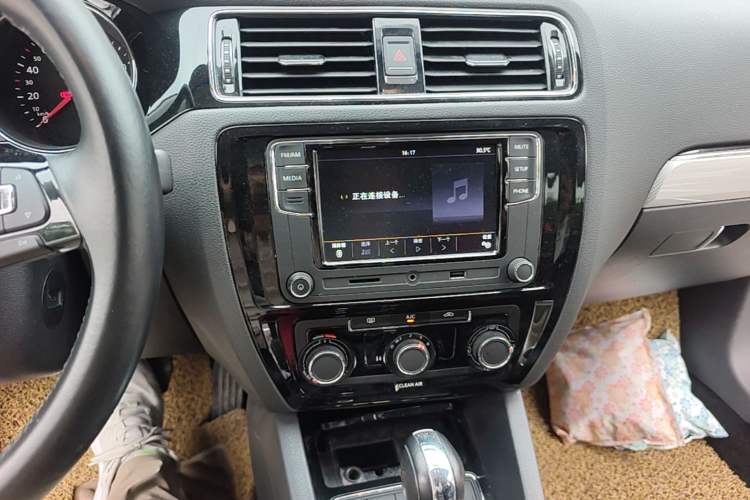 Used Volkswagen Sagitar 2017 1.6L Automatic Comfort Model Audio And AC Panel