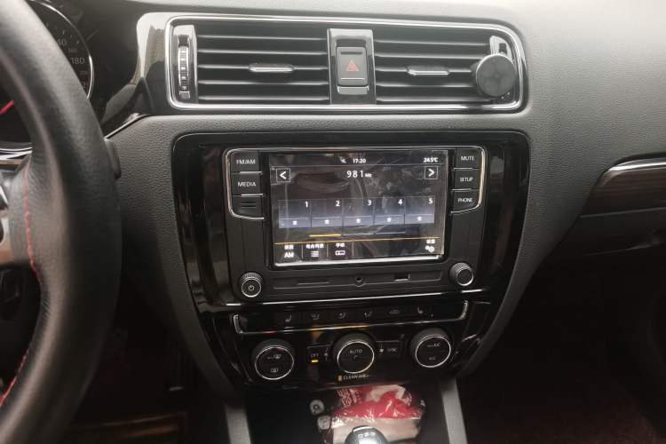 Used Volkswagen Sagitar 2017 230TSI Automatic Luxury Edition Audio And AC Panel