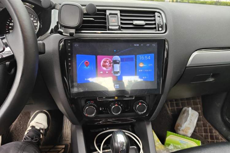 Used Volkswagen Sagitar 2017 1.6L Automatic Comfort Model Audio And AC Panel