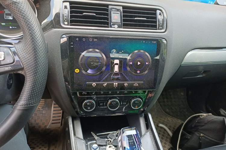 Used Volkswagen Sagitar 2017 230TSI Manual Comfort Model Audio And AC Panel