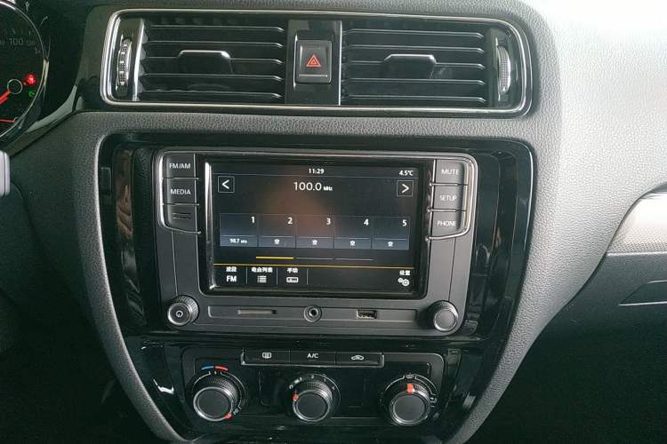 Used Volkswagen Sagitar 2017 230TSI Automatic Comfort Version Audio And AC Panel