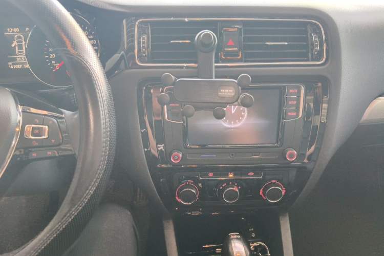 Used Volkswagen Sagitar 2017 180TSI Automatic Leading Model Audio And AC Panel