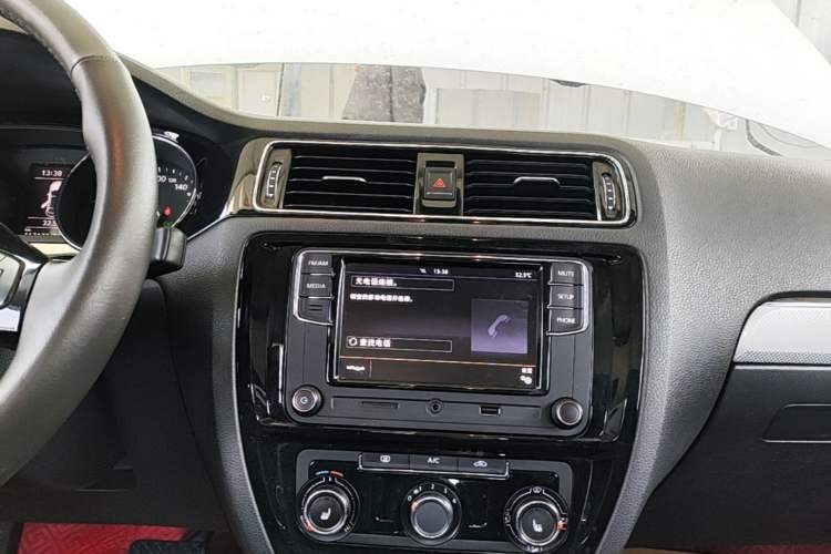 Used Volkswagen Sagitar 2017 180TSI Automatic Leading Model Audio And AC Panel