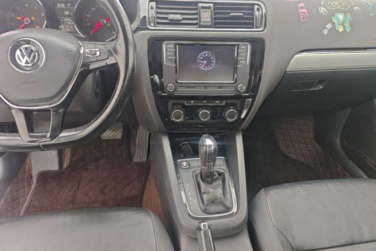 Used Volkswagen Sagitar 2017 1.6L Automatic Comfort Model Audio And AC Panel