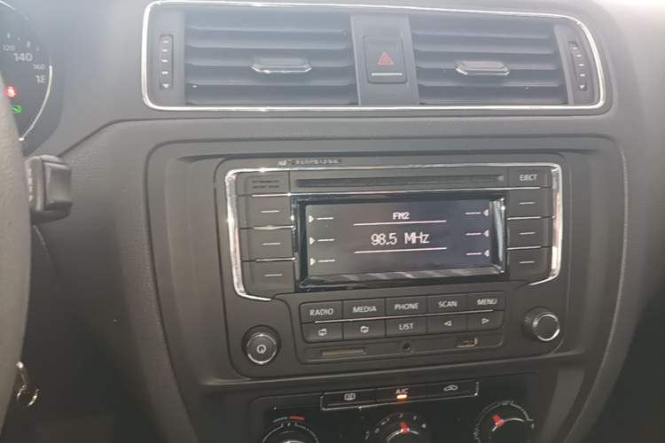 Used Volkswagen Sagitar 2017 1.6L Automatic Fashion Model Audio And AC Panel