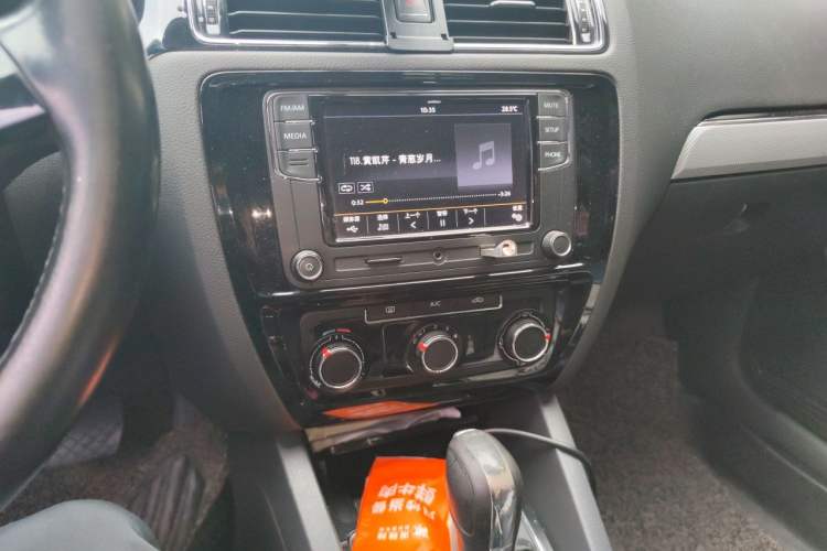 Used Volkswagen Sagitar 2017 230TSI Automatic Comfort Version Audio And AC Panel