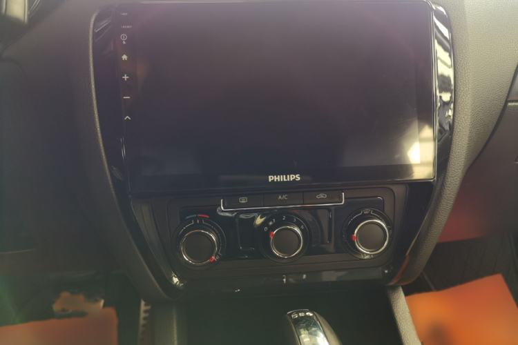 Used Volkswagen Sagitar 2017 280TSI Automatic R-Line Audio And AC Panel