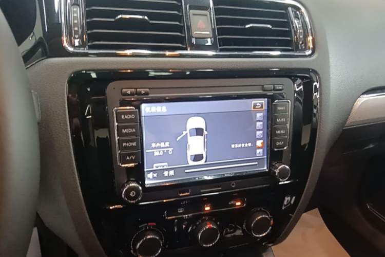 Used Volkswagen Sagitar 2017 230TSI Automatic Comfort Version Audio And AC Panel