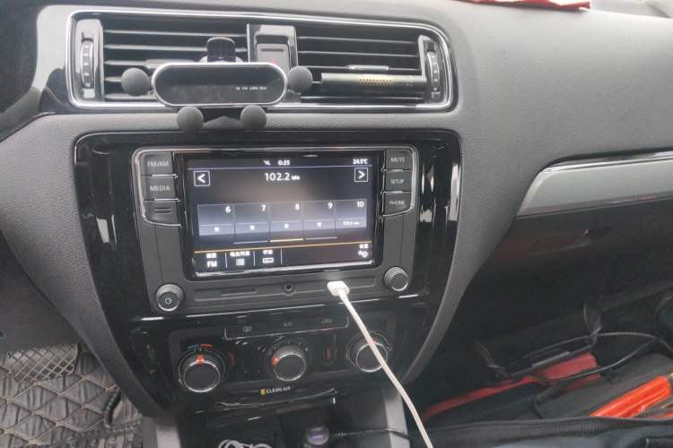 Used Volkswagen Sagitar 2017 1.6L Automatic Comfort Model Audio And AC Panel