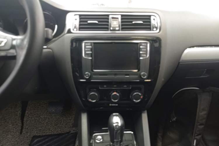 Used Volkswagen Sagitar 2017 230TSI Automatic Comfort Version Audio And AC Panel