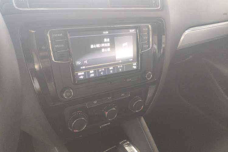 Used Volkswagen Sagitar 2017 230TSI Automatic Comfort Version Audio And AC Panel