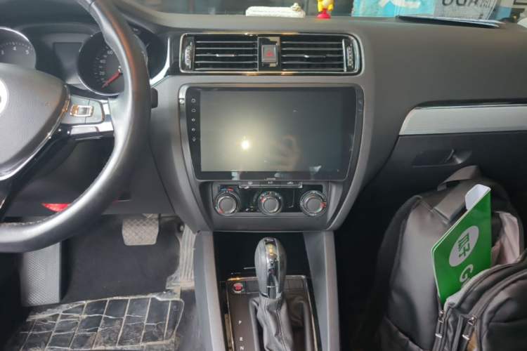 Used Volkswagen Sagitar 2017 1.6L Automatic Comfort Model Audio And AC Panel