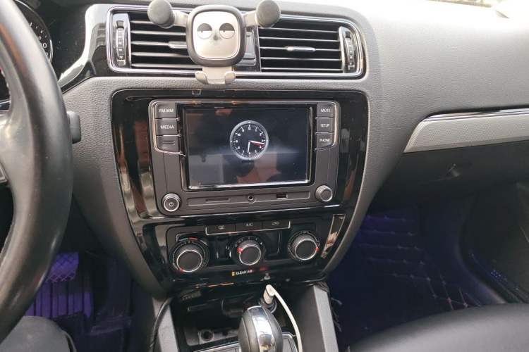Used Volkswagen Sagitar 2017 1.6L Automatic Comfort Model Audio And AC Panel