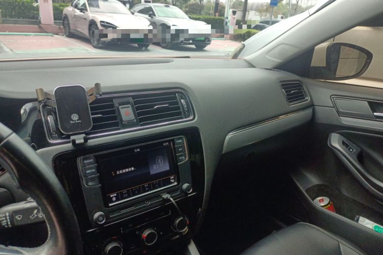 Used Volkswagen Sagitar 2017 1.6L Manual Comfort Model Audio And AC Panel