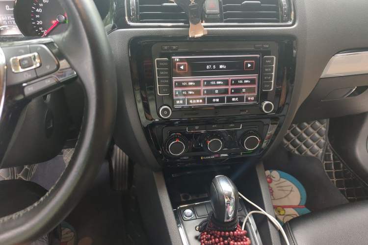 Used Volkswagen Sagitar 2017 1.6L Automatic Comfort Model Audio And AC Panel