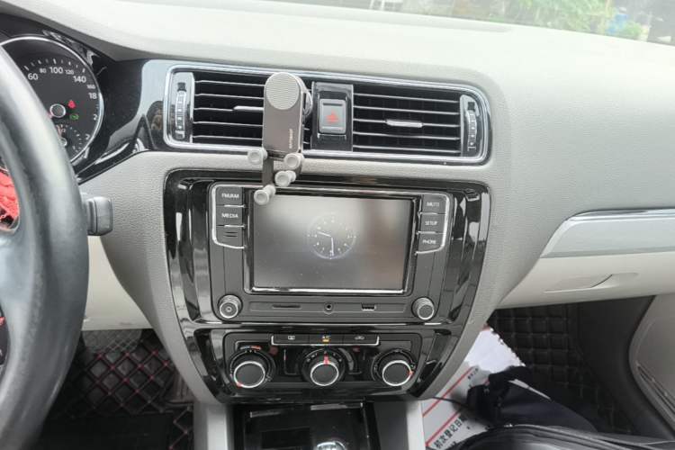 Used Volkswagen Sagitar 2017 230TSI Automatic Comfort Version Audio And AC Panel
