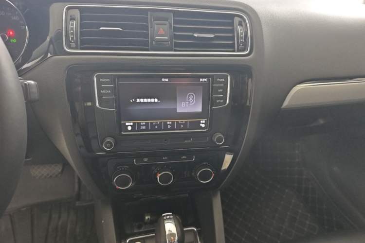 Used Volkswagen Sagitar 2017 230TSI Automatic Comfort Version Audio And AC Panel