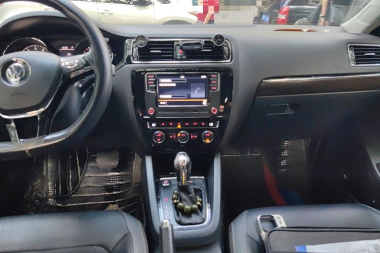 Used Volkswagen Sagitar 2017 230TSI Automatic Luxury Edition Audio And AC Panel