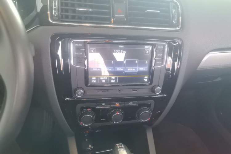 Used Volkswagen Sagitar 2017 230TSI Automatic Comfort Version Audio And AC Panel