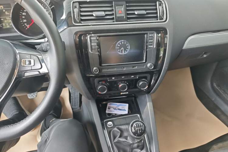 Used Volkswagen Sagitar 2017 1.6L Manual Comfort Model Audio And AC Panel