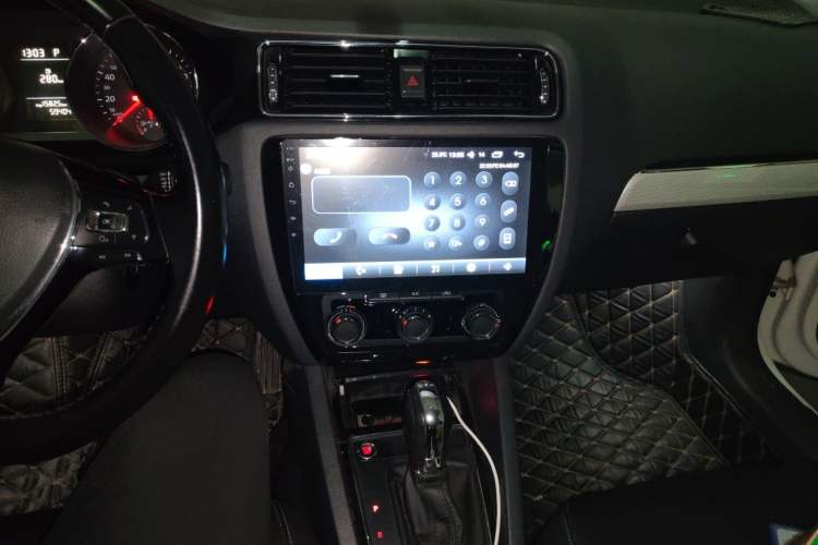 Used Volkswagen Sagitar 2017 230TSI Automatic Comfort Version Audio And AC Panel