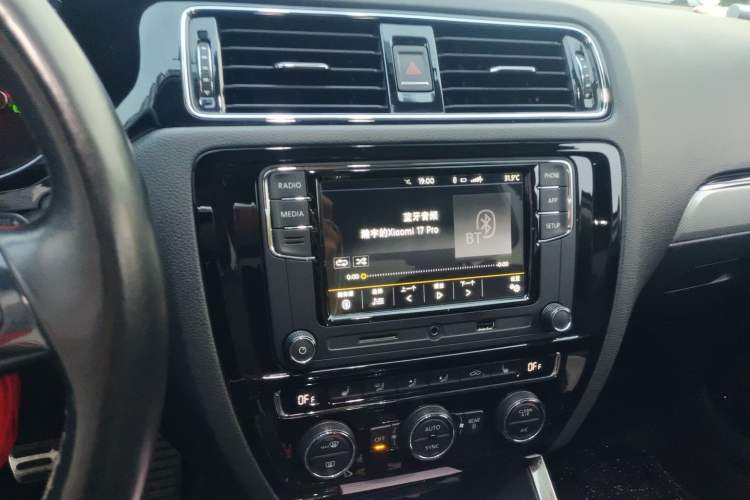 Used Volkswagen Sagitar 2017 1.6L Automatic Comfort Model Audio And AC Panel