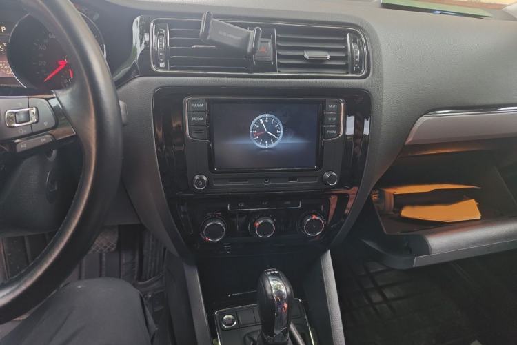 Used Volkswagen Sagitar 2017 230TSI Automatic Comfort Version Audio And AC Panel