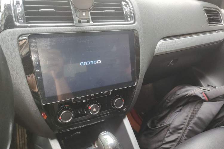Used Volkswagen Sagitar 2017 230TSI Automatic Comfort Version Audio And AC Panel