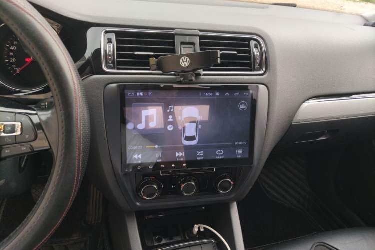 Used Volkswagen Sagitar 2017 1.6L Automatic Comfort Model Audio And AC Panel