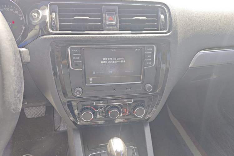 Used Volkswagen Sagitar 2017 1.6L Automatic Comfort Model Audio And AC Panel