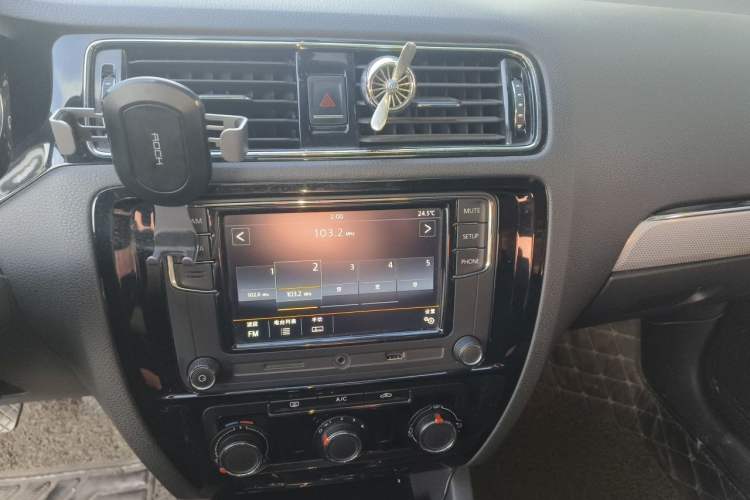 Used Volkswagen Sagitar 2017 1.6L Manual Comfort Model Audio And AC Panel