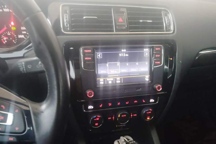 Used Volkswagen Sagitar 2017 230TSI Automatic Luxury Edition Audio And AC Panel