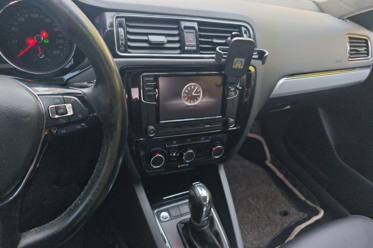 Used Volkswagen Sagitar 2017 230TSI Automatic Comfort Version Audio And AC Panel