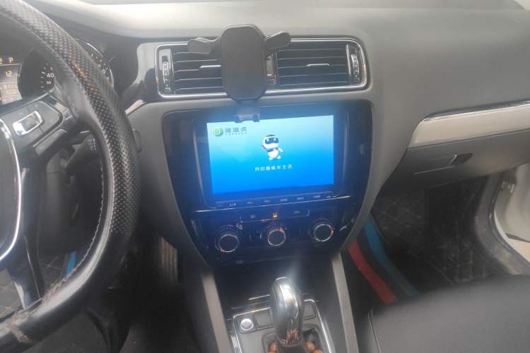Used Volkswagen Sagitar 2017 1.6L Automatic Comfort Model Audio And AC Panel