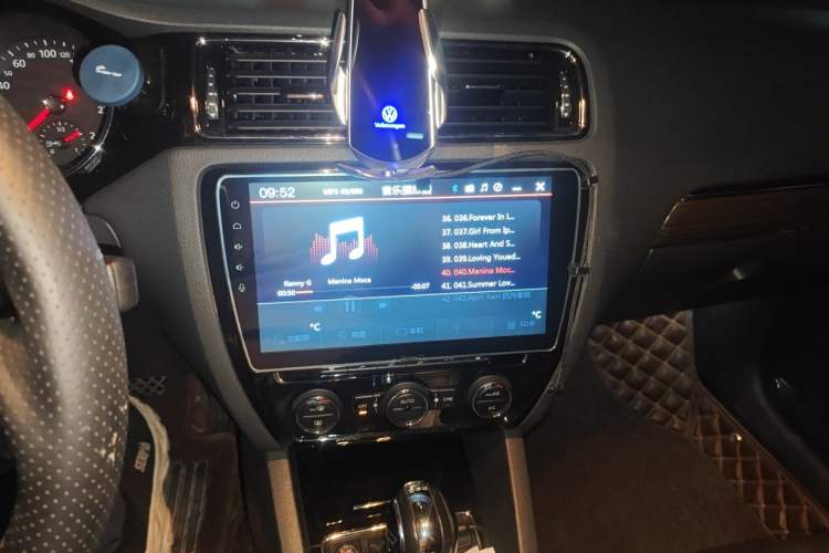 Used Volkswagen Sagitar 2017 230TSI Automatic Luxury Edition Audio And AC Panel